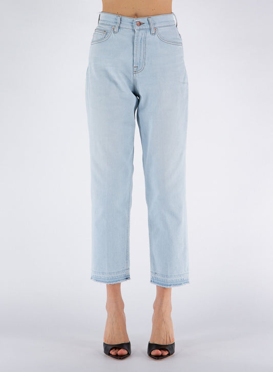 Chic High-Waist Jeans for Sophisticated Elegance