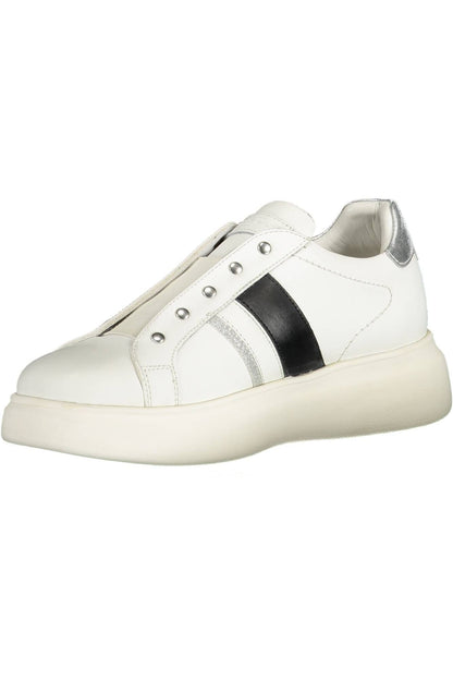 Chic White Sporty Sneakers with Contrasting Accents